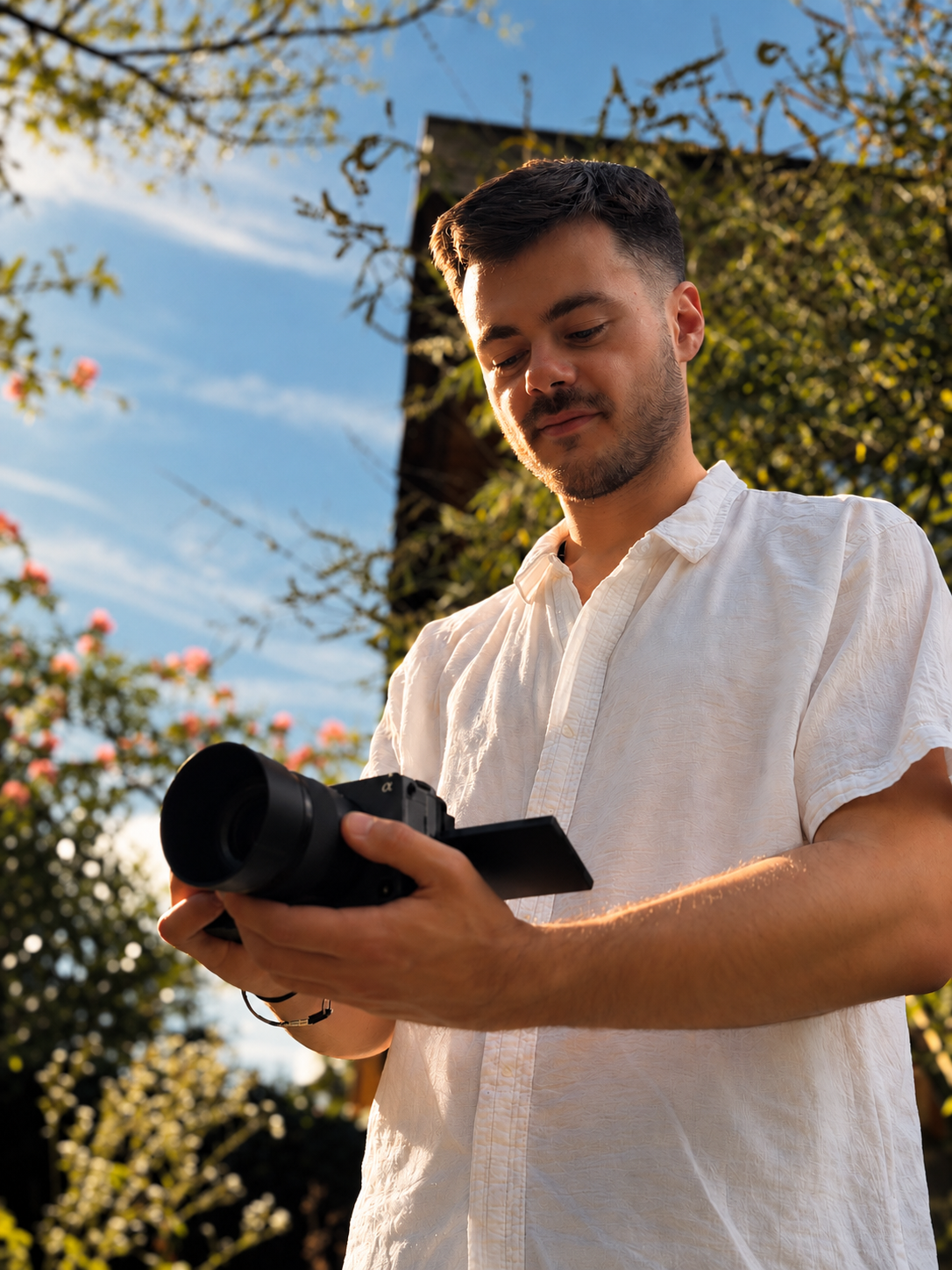 Benjamin Bey, caméra en main, dans un jardin