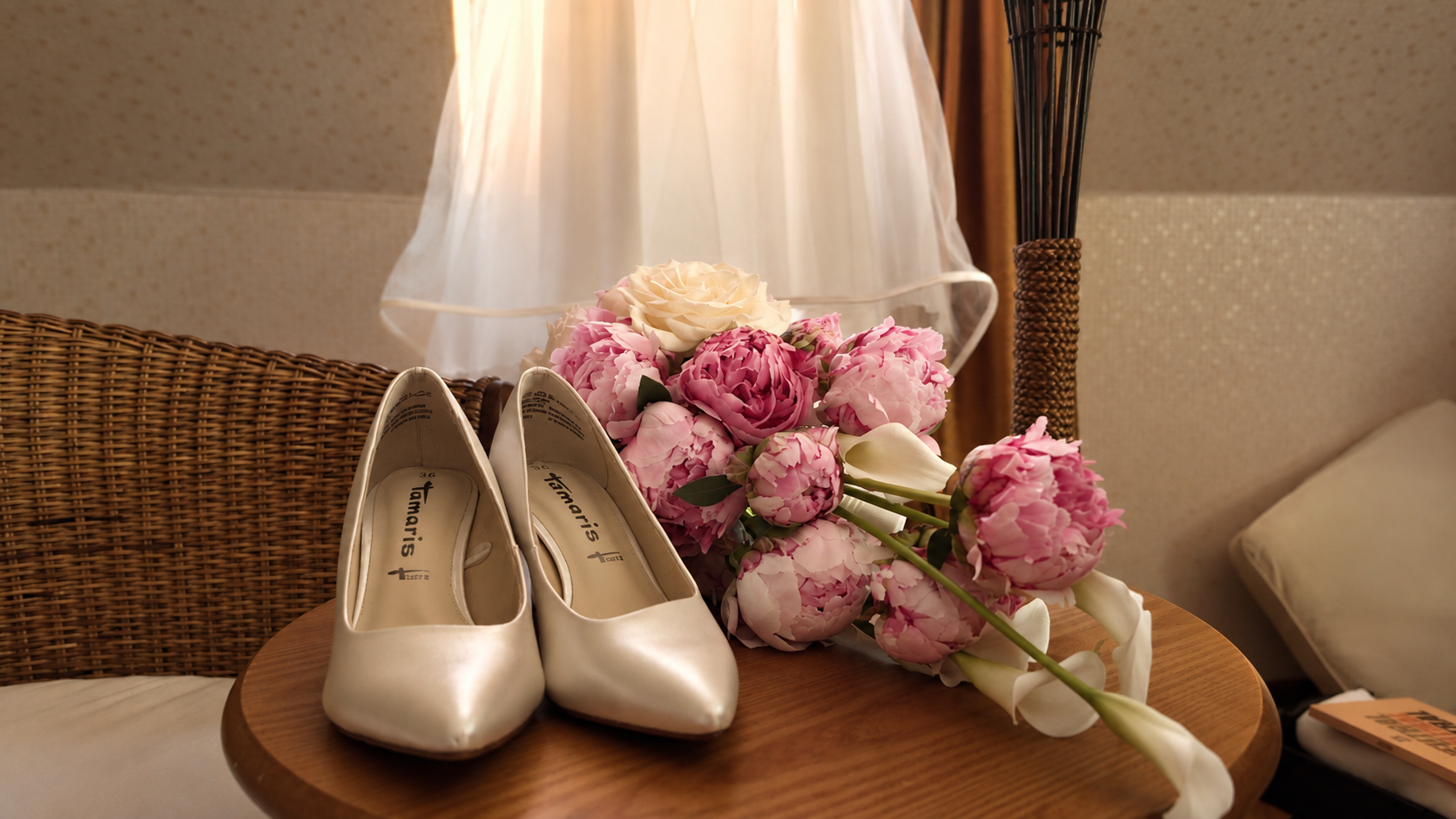 Bouquet rose et chaussures de la mariée